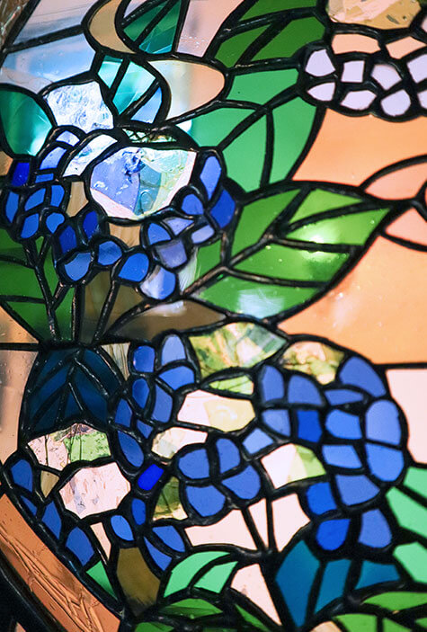 ステンドグラス作品の一部を拡大したガラスのテクスチャ(texture)イメージ 作品中央部分のオウムの部分