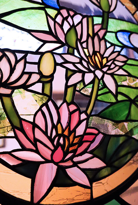 ステンドグラス作品の一部を拡大したガラスのテクスチャ(texture)イメージ 作品下方部分の植物の部分