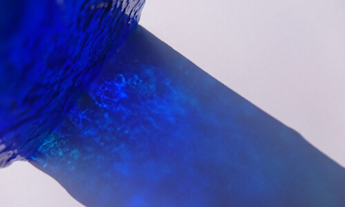 青色系のアートガラスの映り込み一例