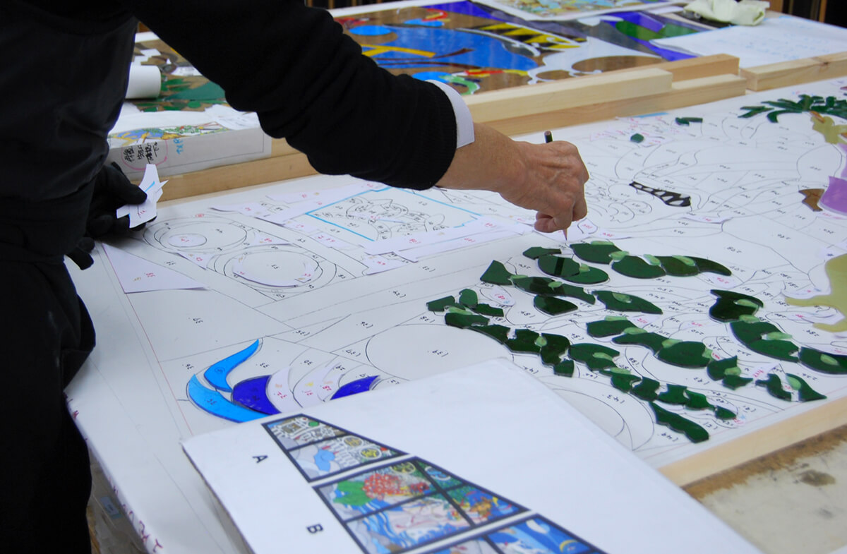 宮崎ブーゲンビリア空港ターミナルビル ステンドグラスの型紙とカットしたガラス