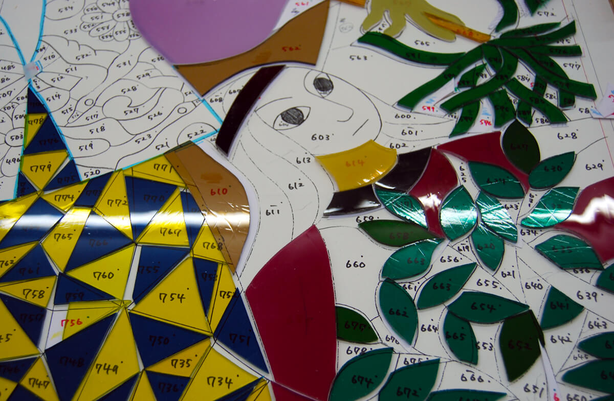 宮崎ブーゲンビリア空港ターミナルビル ステンドグラスの型紙とカットしたガラス