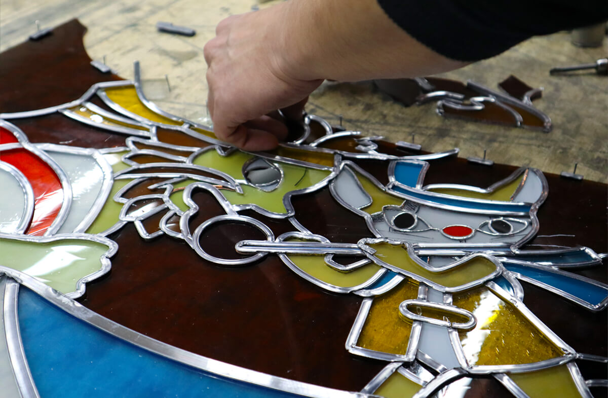 宮崎ブーゲンビリア空港ターミナルビル ステンドグラス カットしたガラスの組立作業