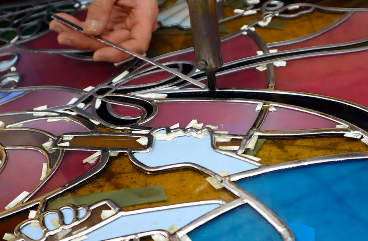 宮崎ブーゲンビリア空港ターミナルビル ステンドグラス ハンダ付け作業