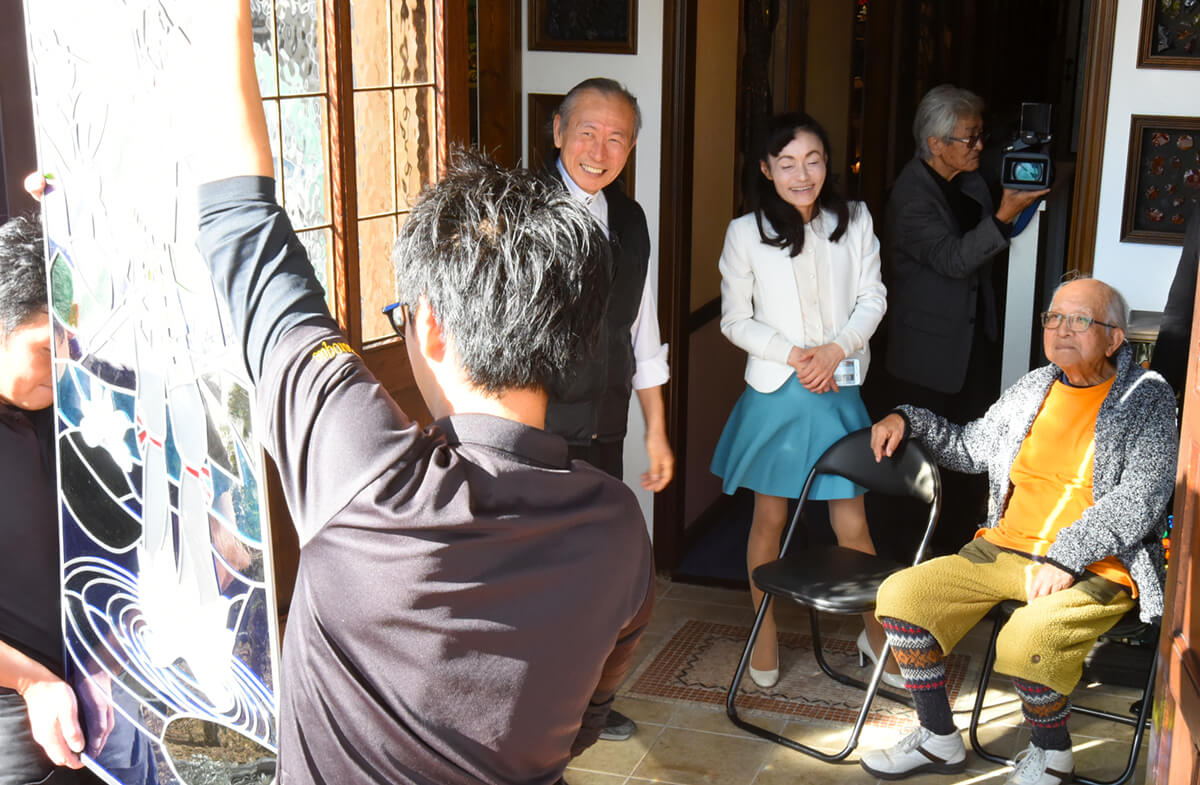 宮崎ブーゲンビリア空港ターミナルビル ステンドグラス 検品風景