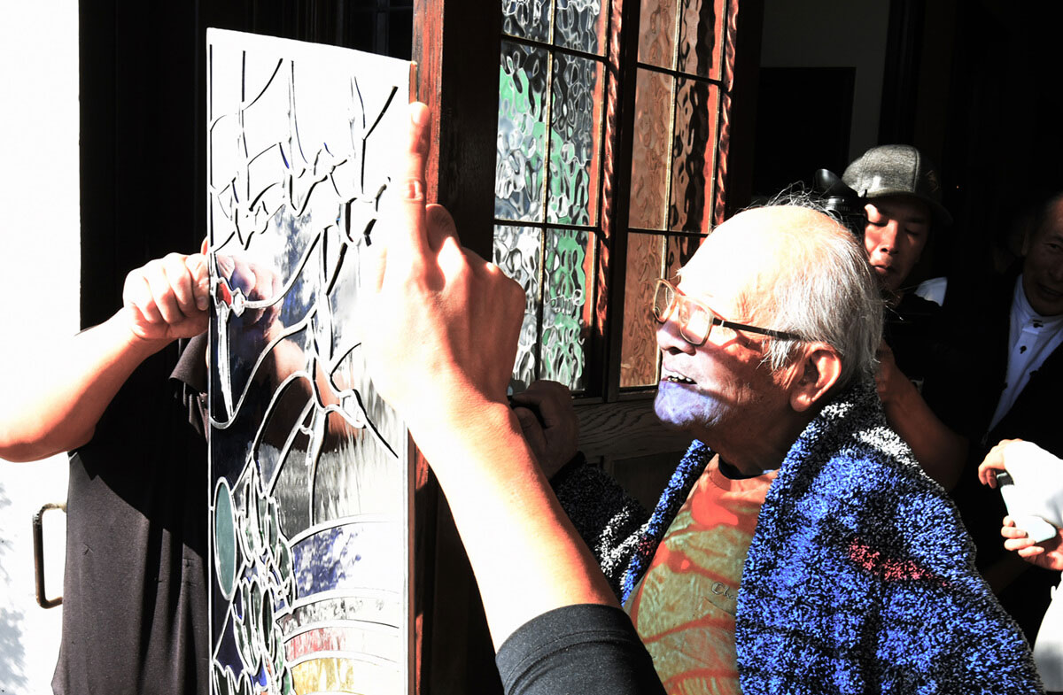 宮崎ブーゲンビリア空港ターミナルビル ステンドグラス 検品風景(2)