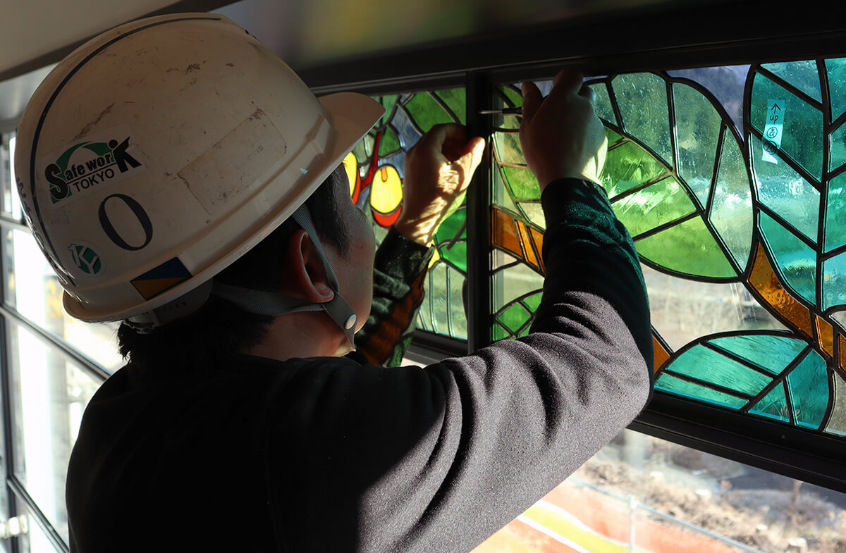 奥会津⽔⼒館 ステンドグラス 熟練した職人による小さいパネルの取り付け風景