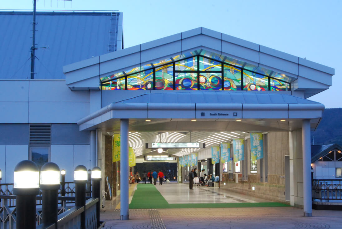 JR東日本 北陸新幹線 軽井沢駅 南口外観のステンドグラス
