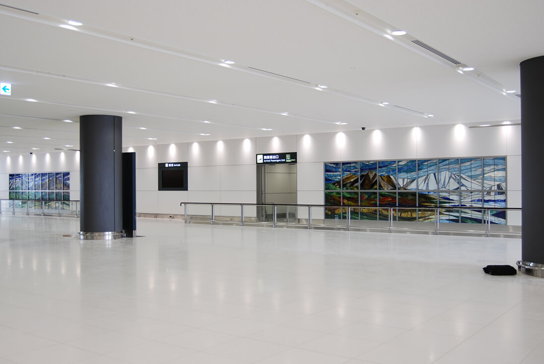 新千歳空港国際線旅客ターミナルビル 到着ロビーから見た2つのステンドグラス