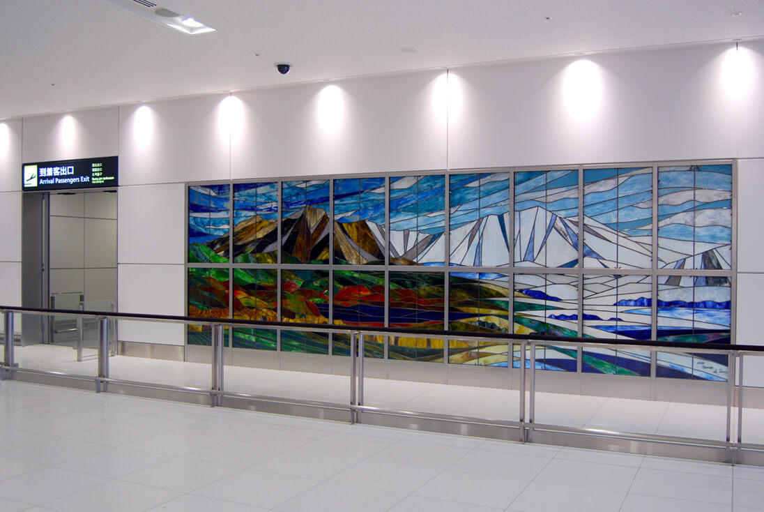 新千歳空港国際線旅客ターミナルビル 到着ロビー 右側のステンドグラス「北の大地 四季（秋から冬）」