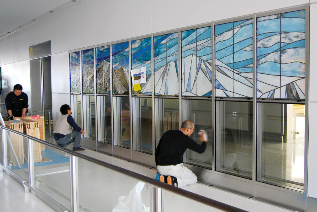 新千歳空港国際線旅客ターミナルビル ステンドグラス取付・施工の様子