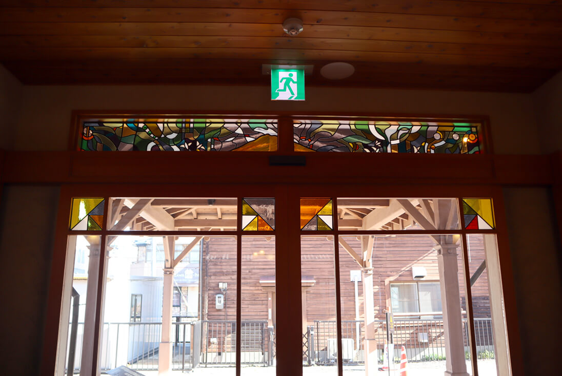 しなの鉄道 軽井沢駅(旧軽井沢駅舎記念館) 浅間山など軽井沢の自然をデザインしたステンドグラス