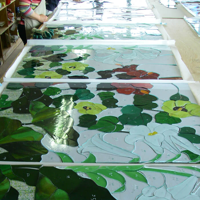 制作風景、カットしたガラスを並べた様子