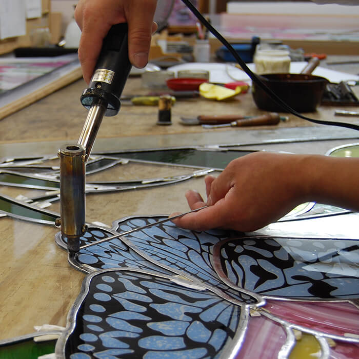 制作風景、全面ハンダ付け作業をしている様子