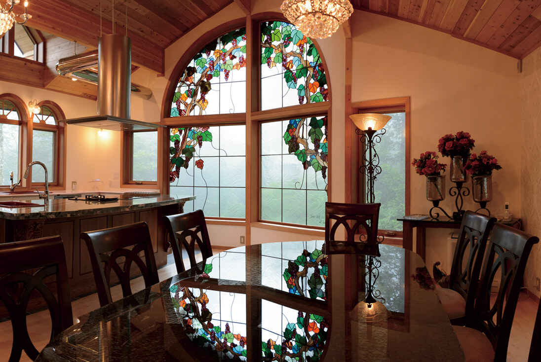 バラ・ブドウのデザイン-001「葡萄棚」 取り付けたステンドグラス全体とインテリアの様子