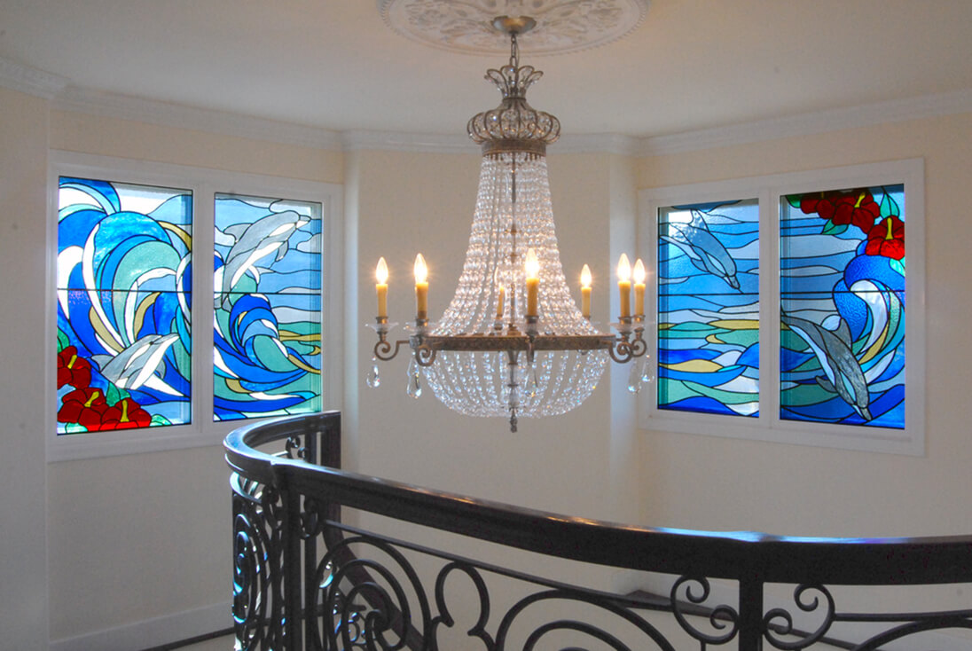 ハイグレードなデザイン-007「イルカ、海、ハイビスカス」 ステンドグラス全体とインテリアの様子