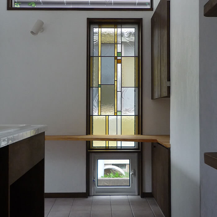 FIX窓に取り付けた幾何学（直線）デザインのステンドグラス