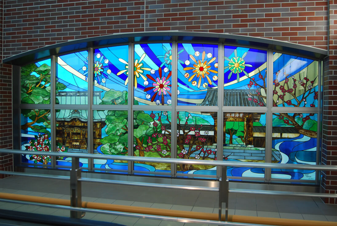 JR九州 久留米駅 西口エレベーター前 水天宮・筑後川花火大会、梅林寺をモチーフにしたデザインのステンドグラス