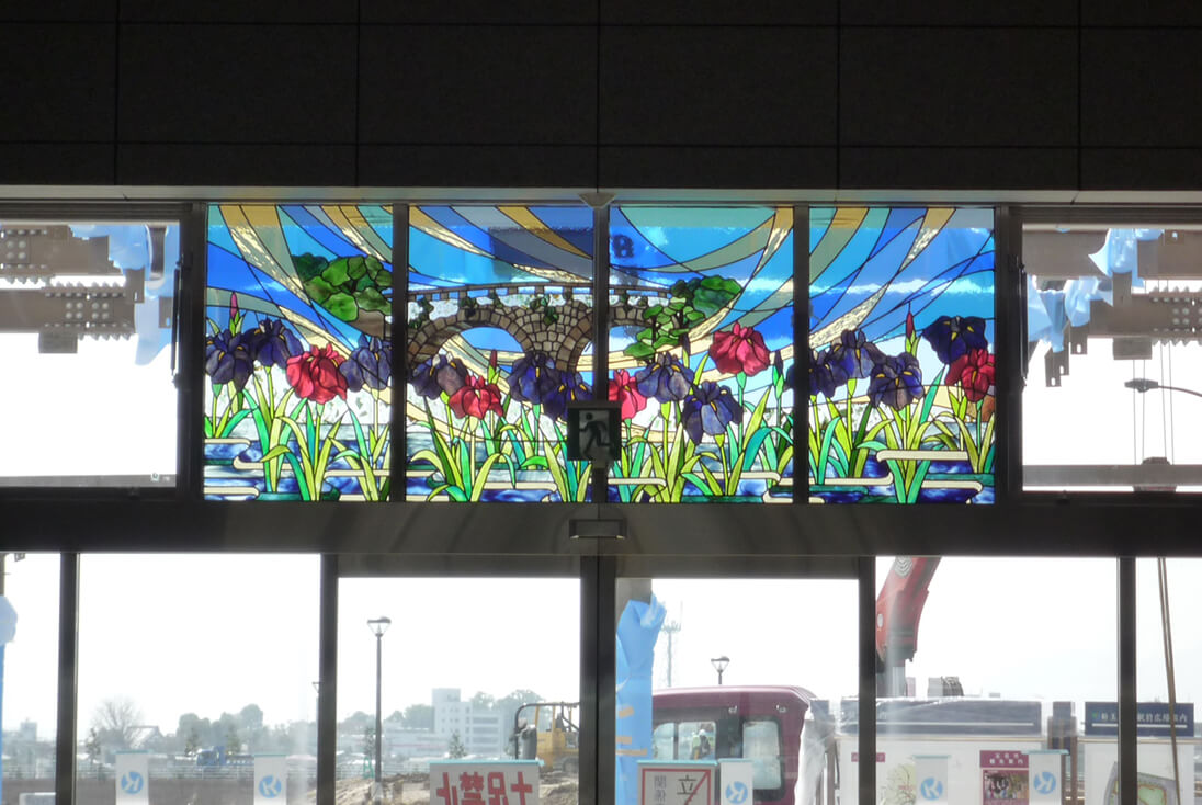 JR九州 九州新幹線 新玉名駅 花菖蒲、眼鏡橋などをデザインしたステンドグラス