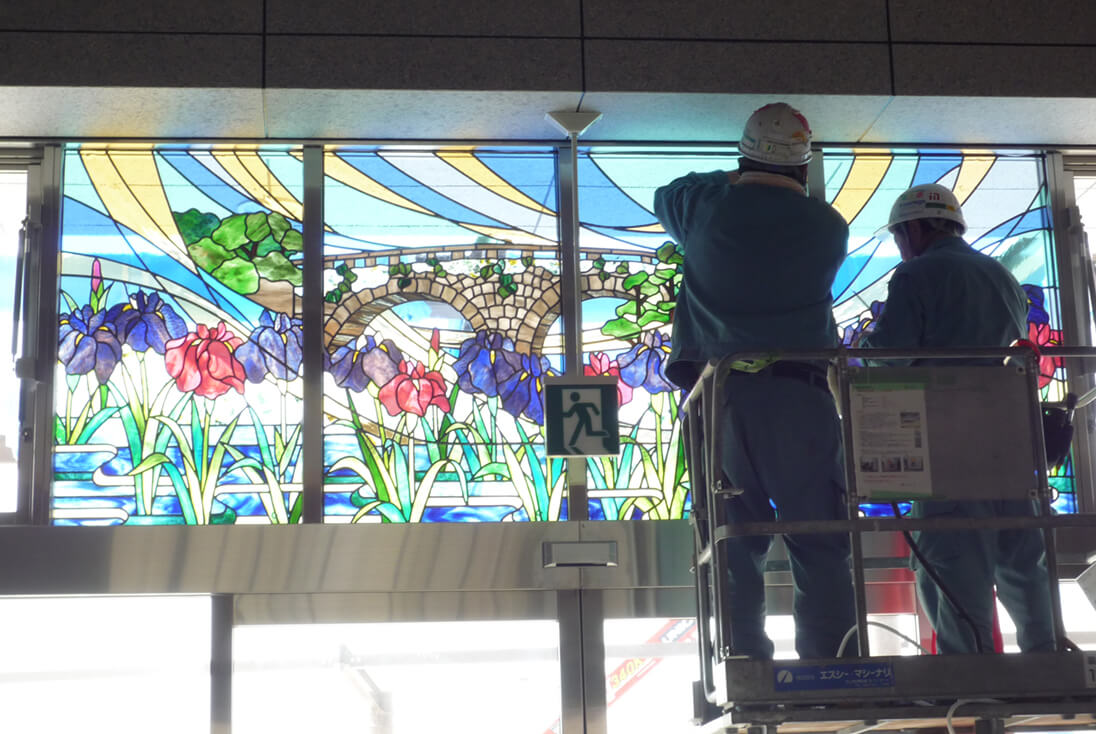 JR九州 九州新幹線 新玉名駅 エントランスにステンドグラスを取り付けている様子