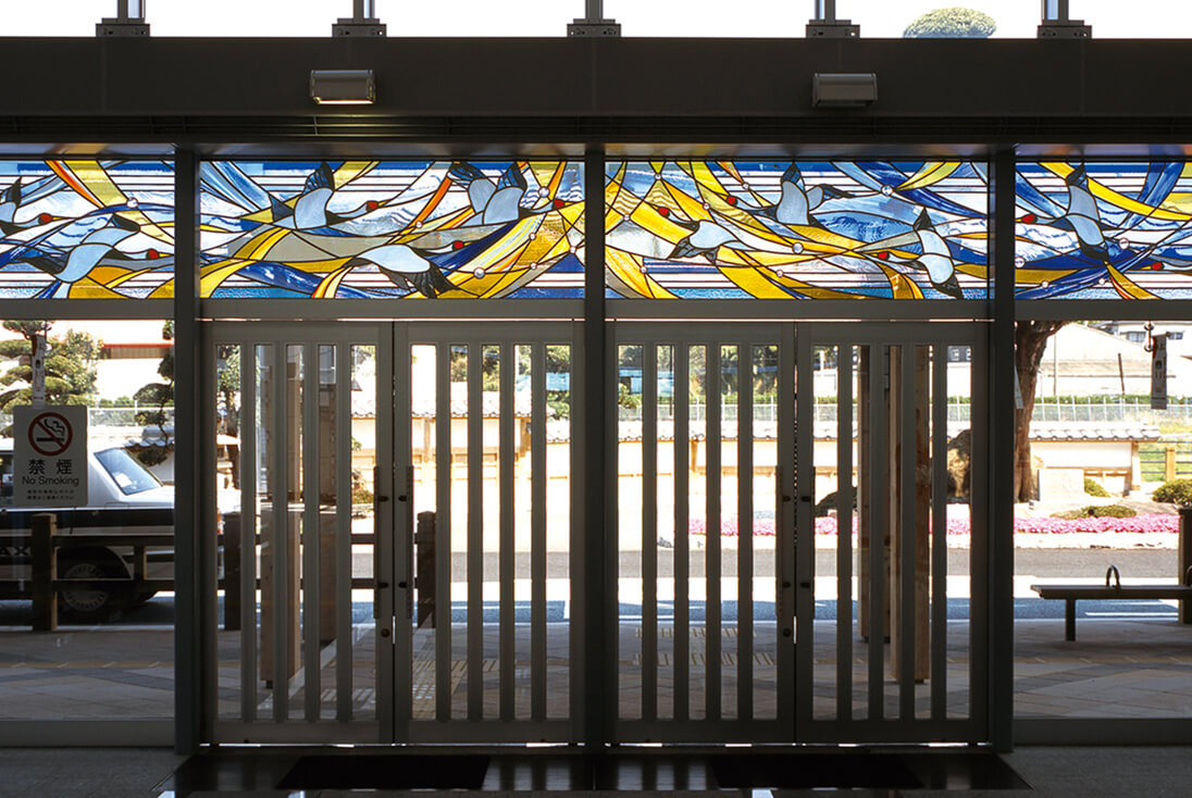 JR九州 九州新幹線 出水駅 真鶴をリズミカルな躍動感をテーマに抽象的にデザインしたステンドグラス