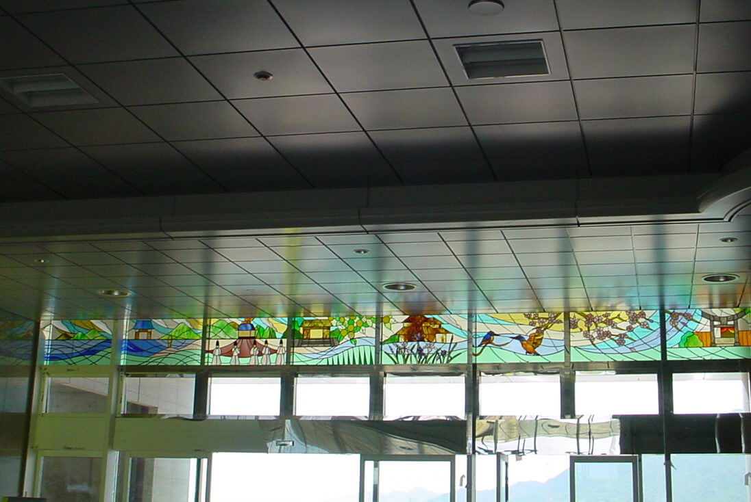 JR九州 九州新幹線 新八代駅 八代市の四季を通して、ひとつ妙見祭りなど、歴史、文化、名跡、市の鳥花などをデザインしたステンドグラス