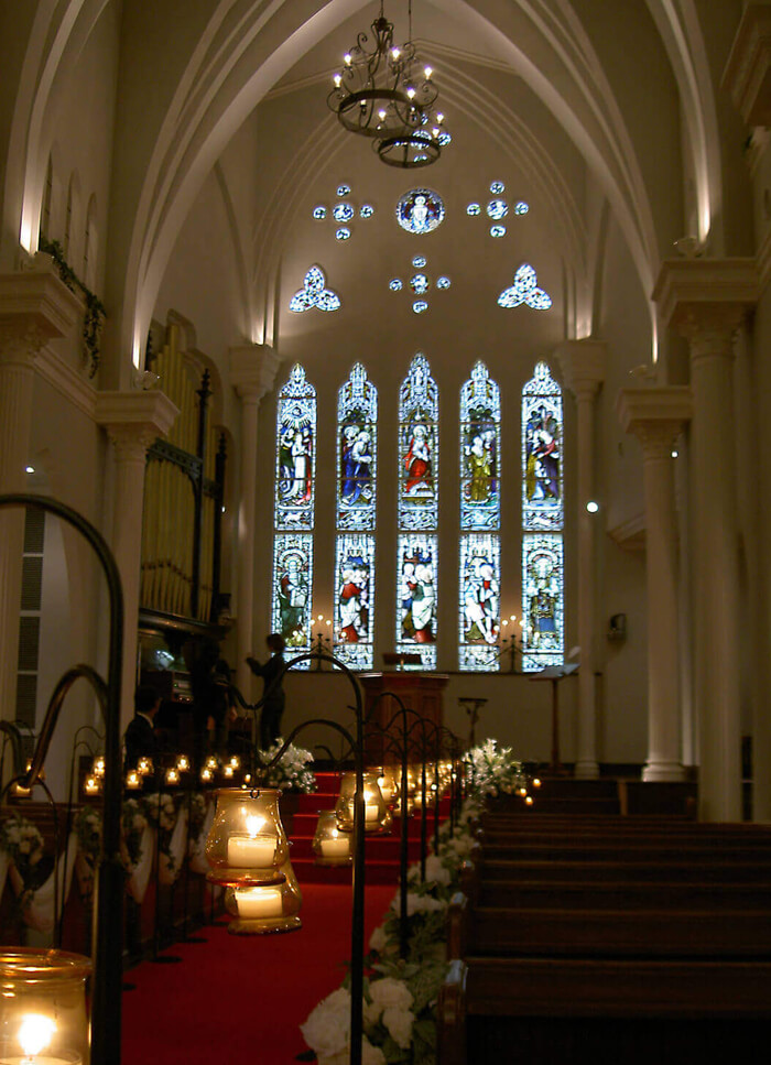 聖堂から見た輸入アンティークステンドグラス