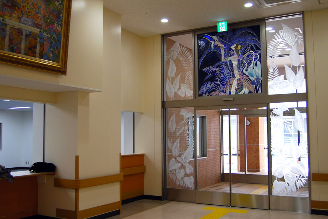 特定医療法人社団清和会 奥州病院 風除室に取付・施工したステンドグラス全体の様子