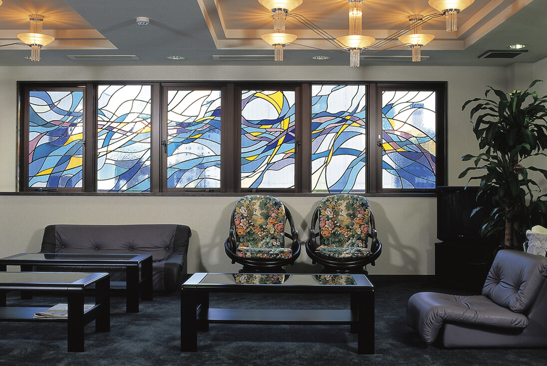 群馬 医療法人清和会 いえさか産婦人科医院 抽象デザインのステンドグラス