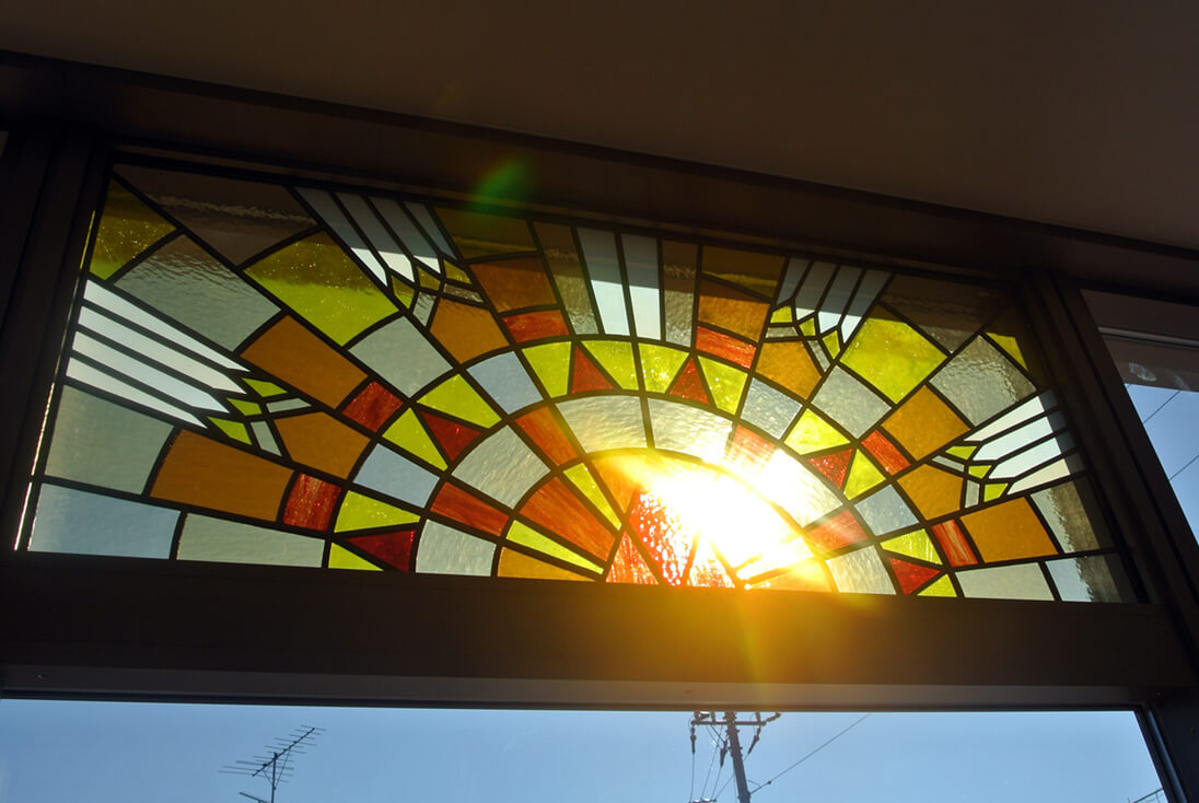 社会福祉法人苗場福祉会 アルマ美浜 太陽をデザインしたステンドグラス