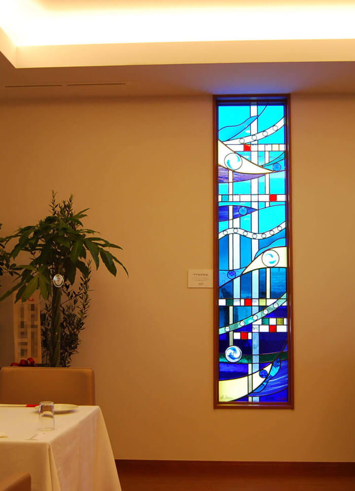 室内と抽象デザインのステンドグラス（青）全体の様子