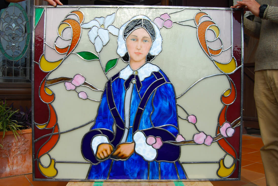 ナイチンゲール、花(ユリ、マーガレットなど)をデザインしたアール・ヌーボー、ヴィクトリアンデザインのステンドグラス一部拡大