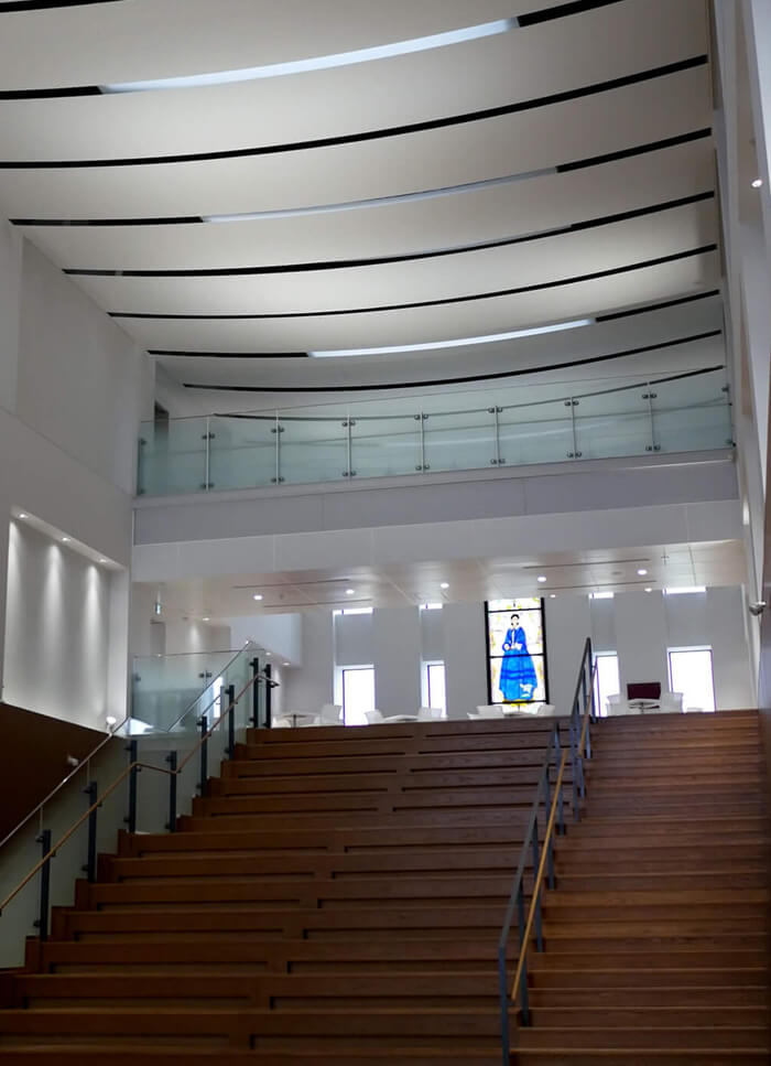 階段したから見たナイチンゲールのステンドグラス