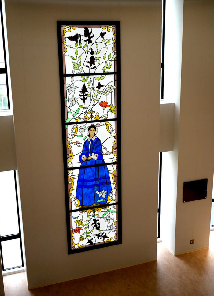 上方角度から見たナイチンゲールのステンドグラス