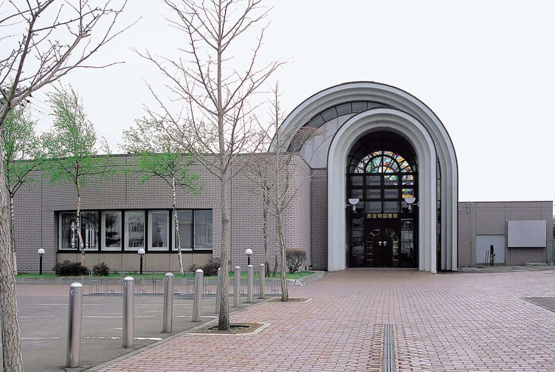 北海道 長沼町図書館 外から見えるステンドグラスの様子