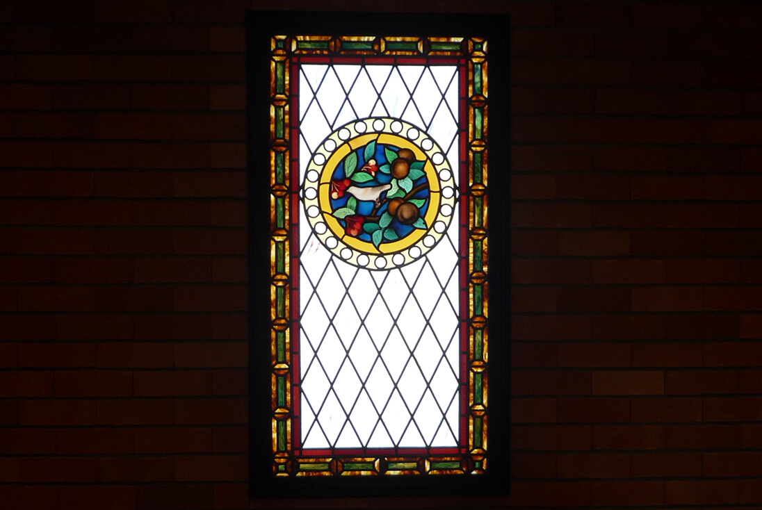 東総業株式会社 本社 鳥と果実が描かれた焼絵付けガラスを使用したヨーロッパ古城をイメージしたステンドグラス