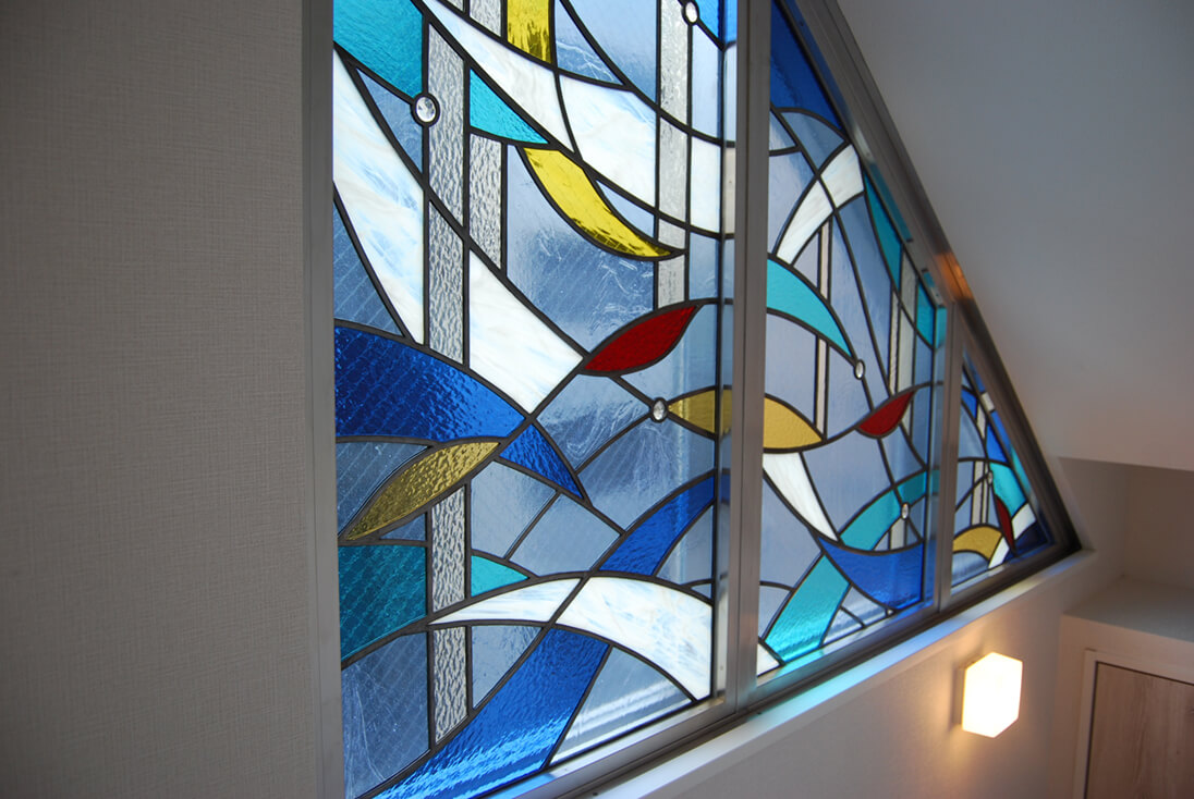 Luna Crescente(集合住宅) 抽象デザインのステンドグラス
