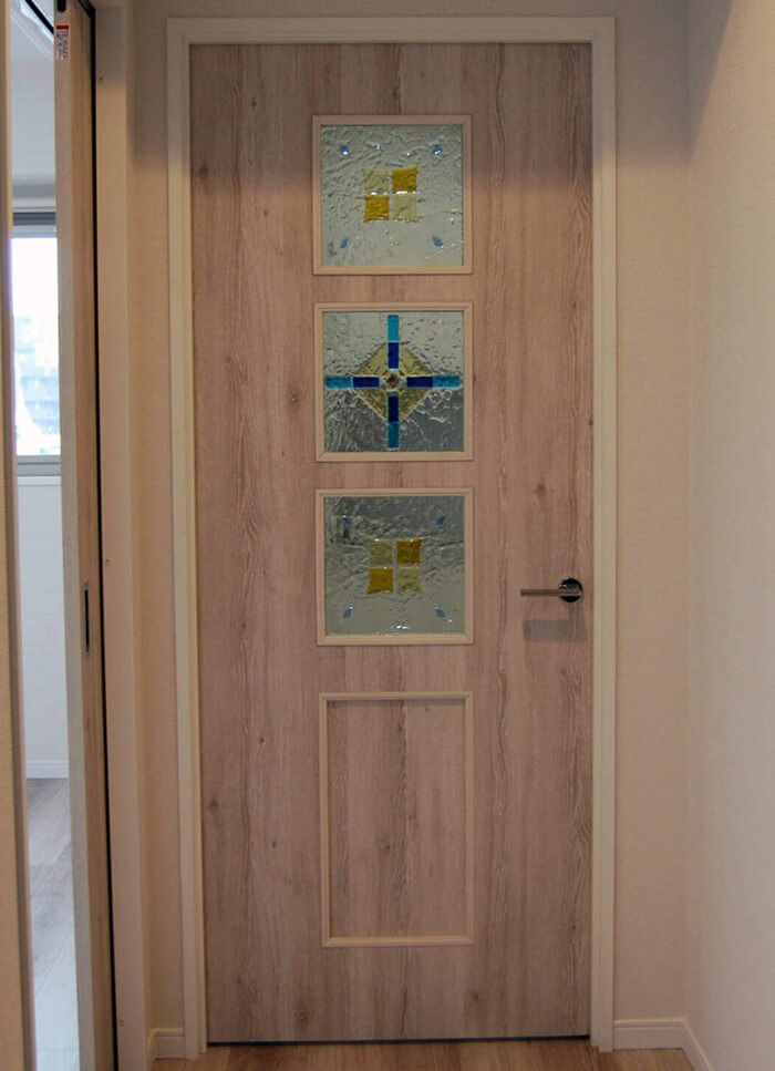 ドアに取り付けたフィージンググラス