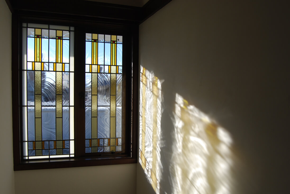 ライトスタイル フランク・ロイド・ライト(Frank Lloyd Wright)、幾何学デザインのステンドグラスが光を通して、壁に映る様子