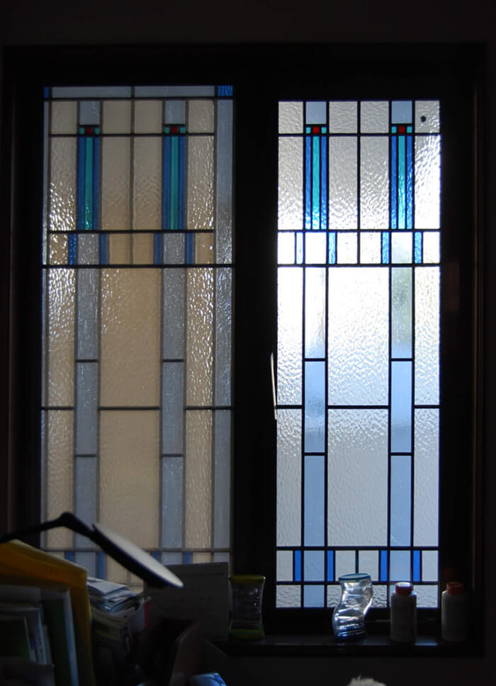 幾何学デザインのステンドグラス（ブルー）