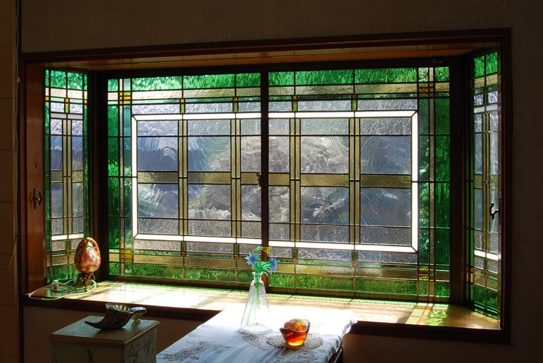 モダンスタイル-001 取り付けたステンドグラス全体とインテリアの様子