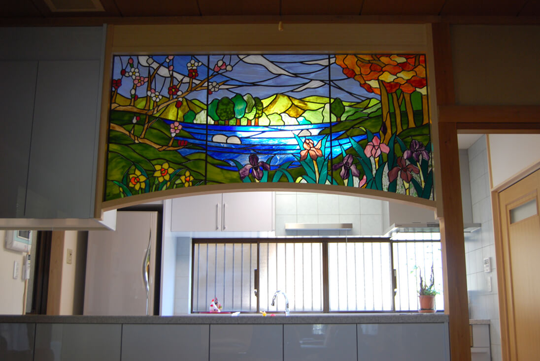 花・植物・風景のデザイン-001「菖蒲、桔梗、梅のある風景」 ステンドグラス全体とインテリアの様子