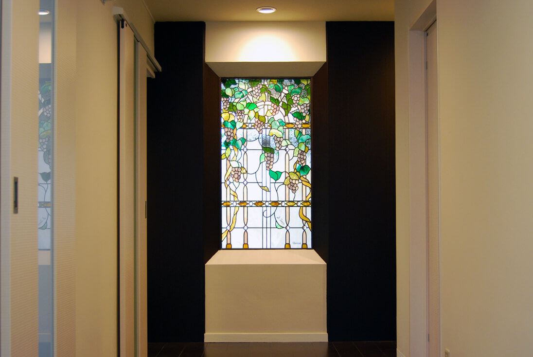 バラ・ブドウのデザイン-003「葡萄棚」 廊下から見たステンドグラス