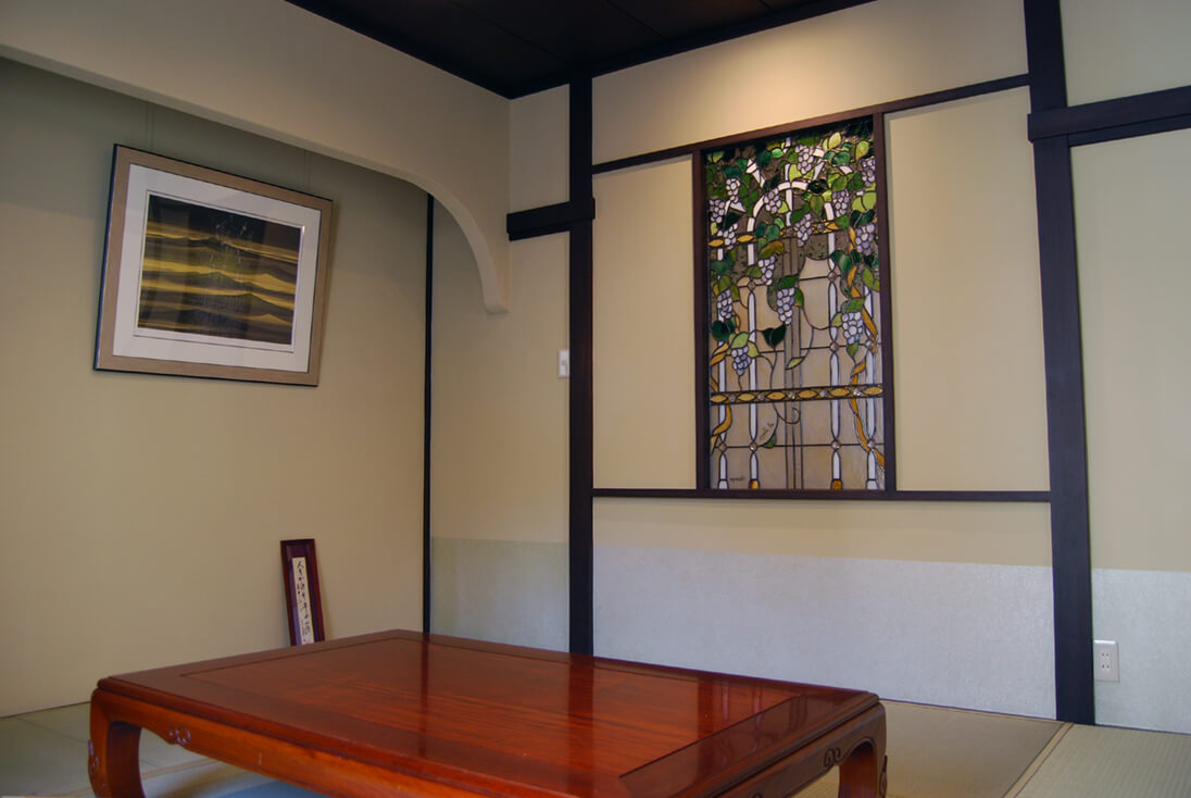 バラ・ブドウのデザイン-003「葡萄棚」 和室から見たステンドグラス