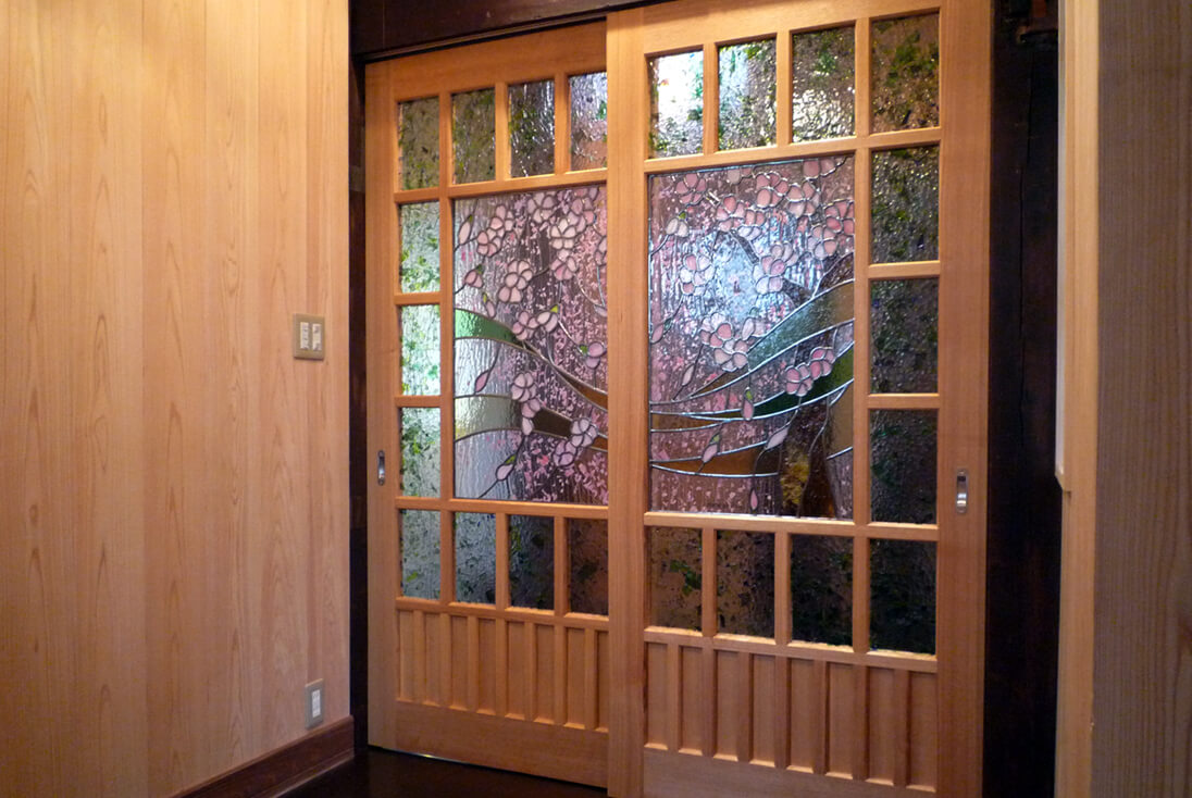 花・植物・風景のデザイン-004 建具に収められた桜をモチーフにデザインしたステンドグラス