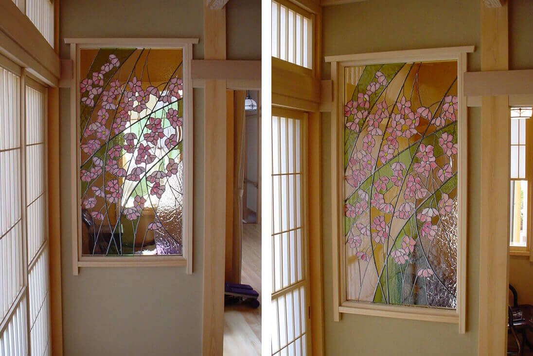 和風のデザイン-003 桜のステンドグラス全体と和風のインテリアの様子