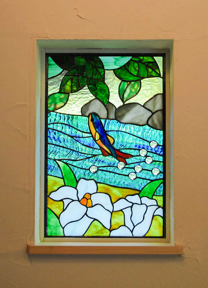川で泳ぐ魚のステンドグラス