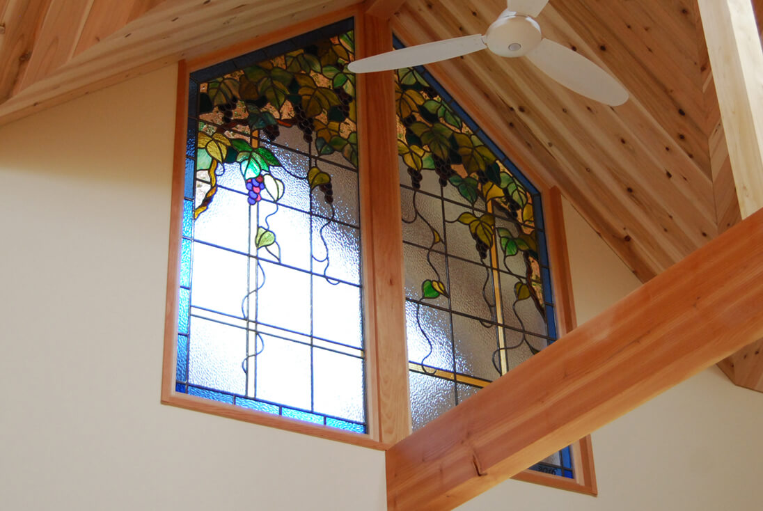 バラ・ブドウのデザイン-005「ぶどう」 取り付けたステンドグラスを下から見上げた様子