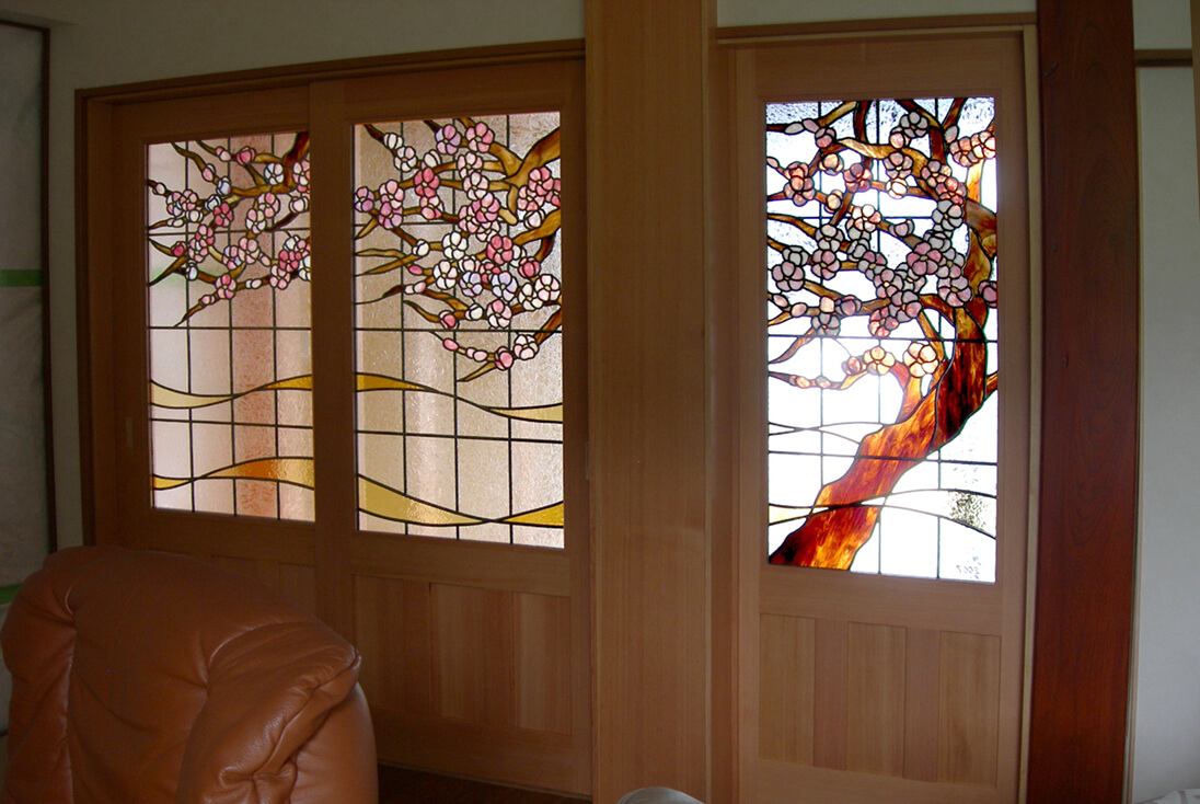 和風のデザイン-009 建具に取り付けた桜のステンドグラス全体の様子