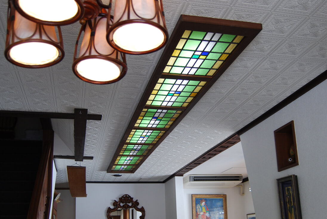 モダンスタイル-002 天井に取り付けたステンドグラス全体とインテリアの様子