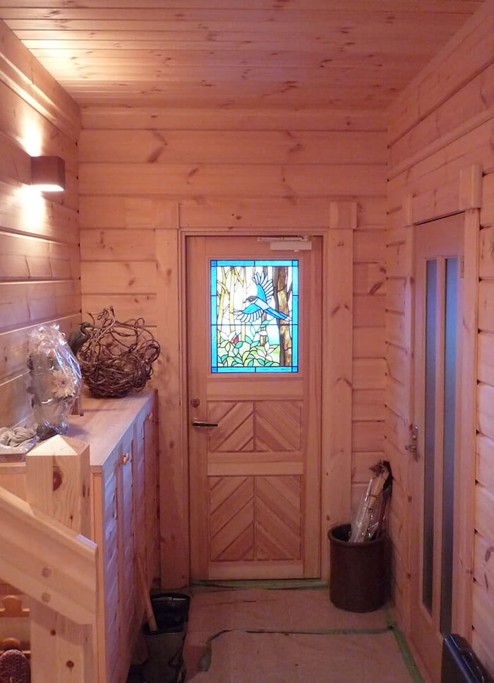 エントランス建具に取り付けた、鳥のステンドグラス